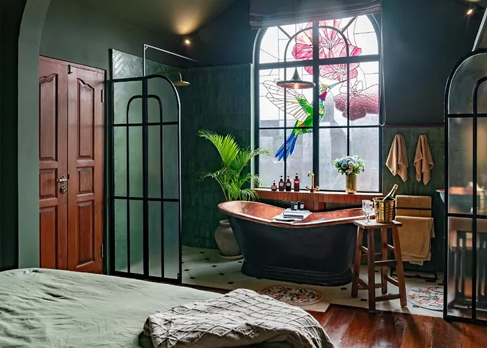 New Live Like A Queen - Unique Victorian House *