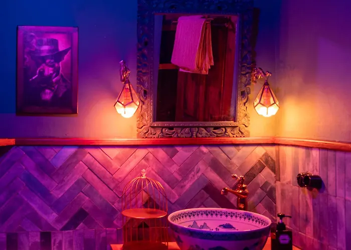 Villa New Live Like A Queen - Unique Victorian House Ubud