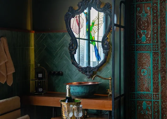 Villa New Live Like A Queen - Unique Victorian House Ubud