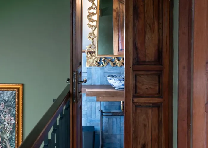 New Live Like A Queen - Unique Victorian House